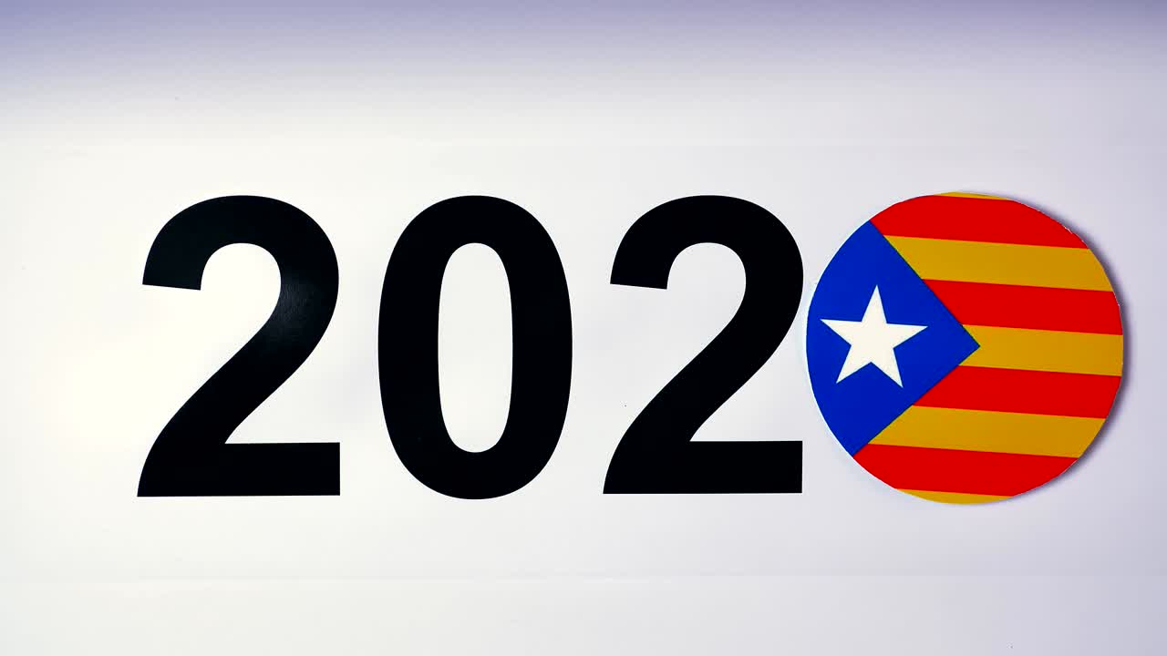 새해, 카탈로니아 발에 테이블 위에 놓인 남성 손, 컨트리 볼, 2020