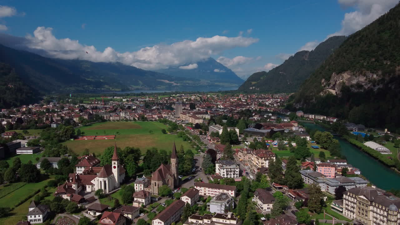vuelo descendente sobre la ciudad alpina de interlaken