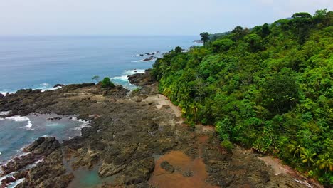 Imágenes-De-Drones-Aéreos-De-Alta-Definición-De-La-Costa-De-La-Selva-Del-Paraíso-Rocoso-Con-Olas-Rompiendo-En-La-Bahía-Rocosa