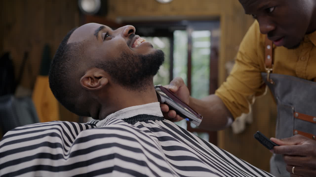 Cliente felice che si taglia i capelli in una barberia