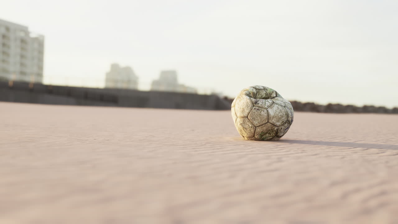 muy vieja pelota de fútbol en el patio de recreo
