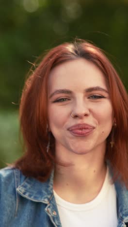 retrato de una mujer sonriente al aire libre