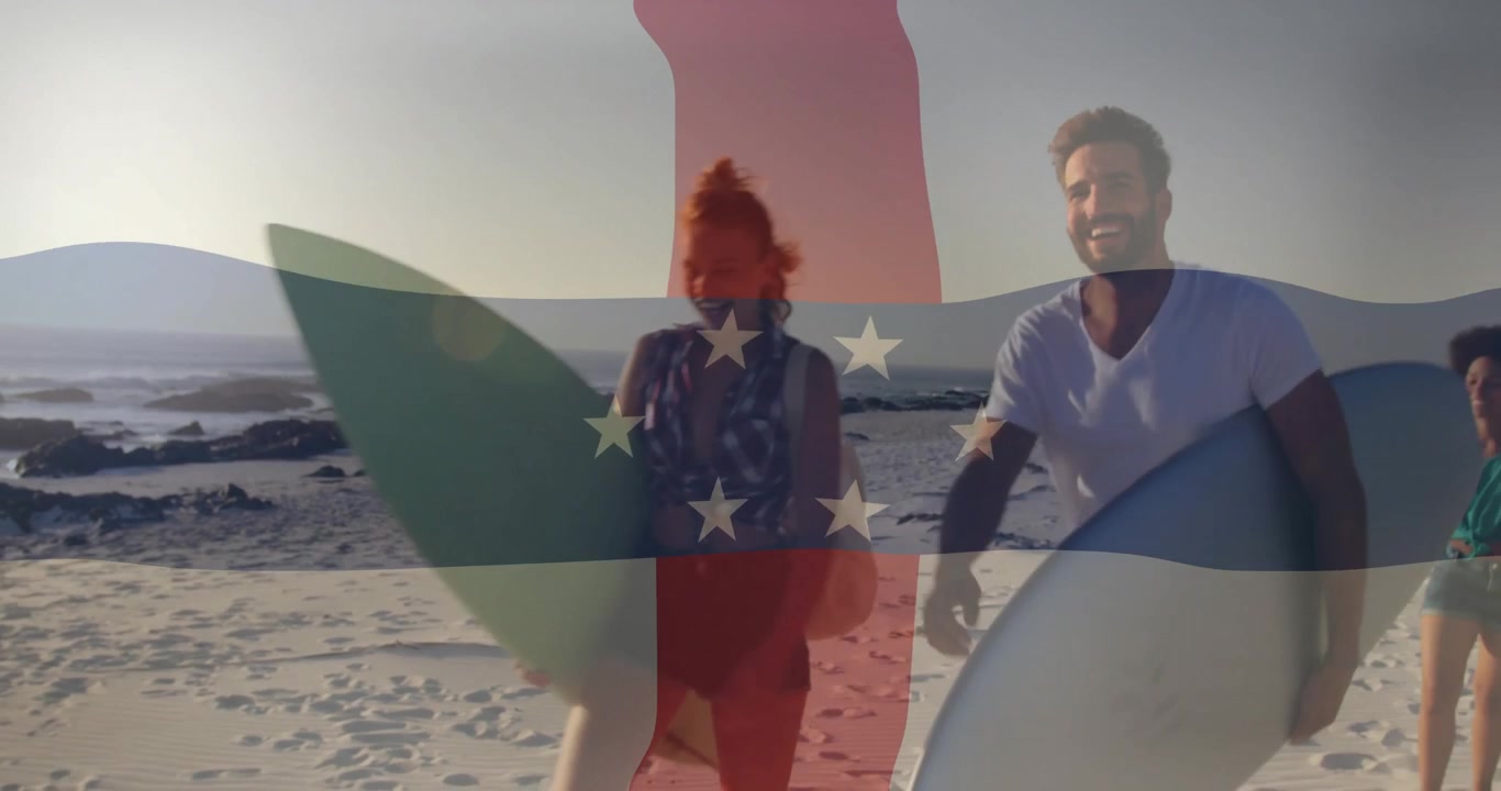 Gruppo di amici che cammina sulla spiaggia con tavole da surf