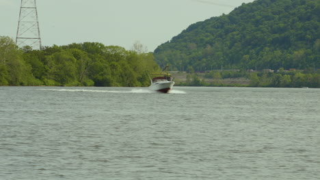 Un-Pequeño-Bote-Recorre-El-Río-Ohio-A-Través-De-Las-Montañas-De-Pennsylvania