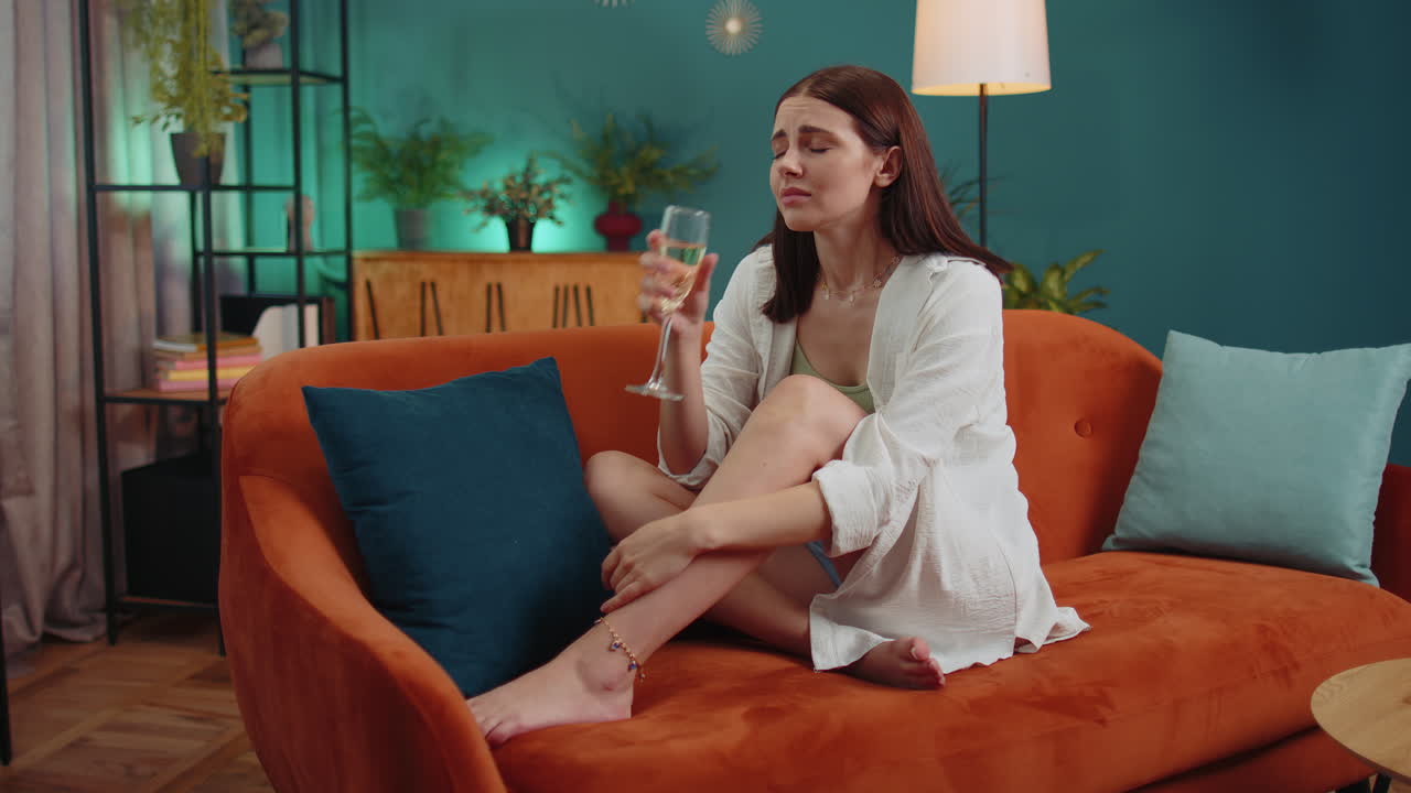 슬픈 우울한 젊은 여성 소녀는 반환되지 않은 사랑으로 고통받고,  ⁇ 페인을 마시고, 문제, 나쁜 소식