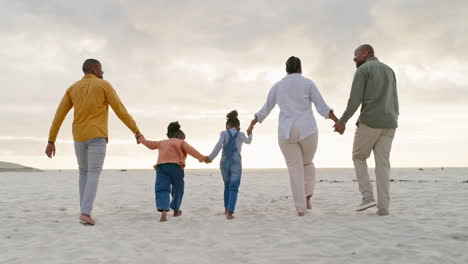 Glücklich,-Liebe-Und-Händchen-Haltend-Mit-Der-Schwarzen-Familie