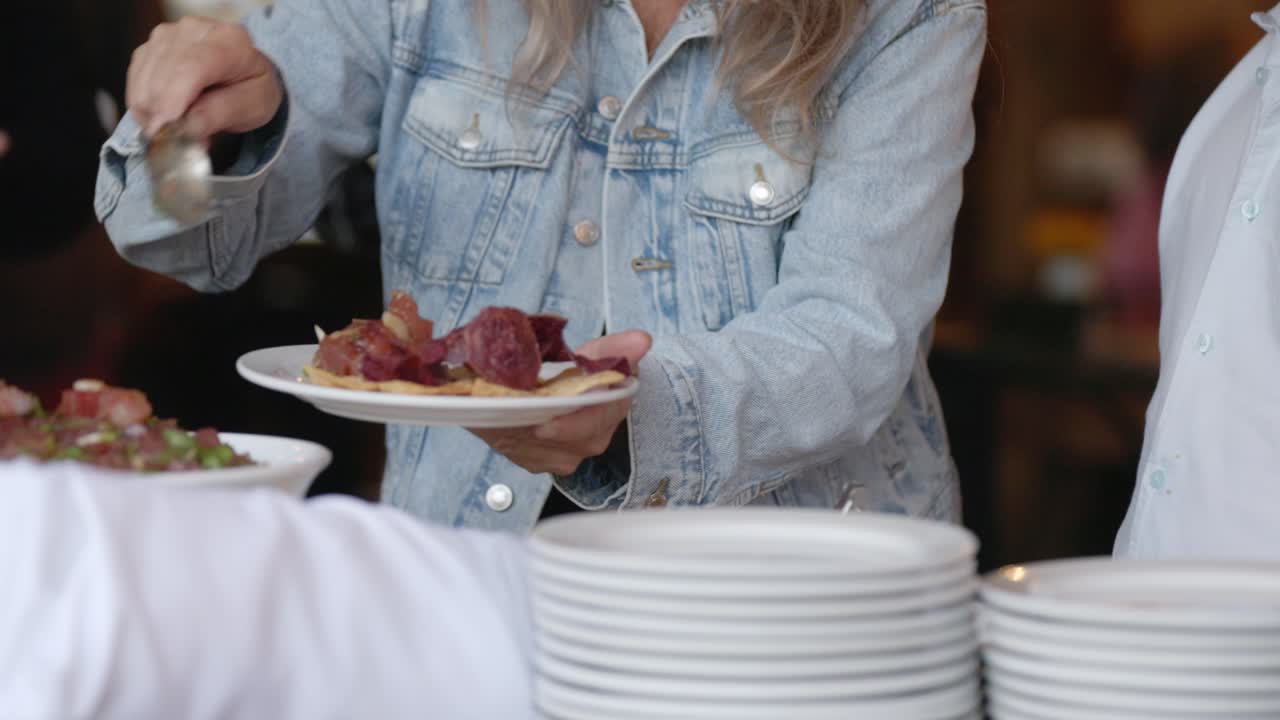 la dama recogiendo el poke hawaiano fresco
