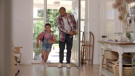 niña volviendo a casa para la escuela con su padre