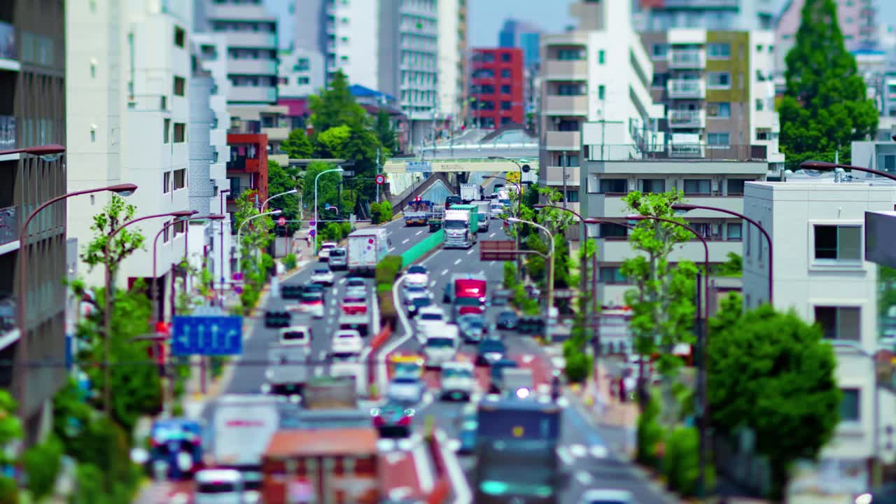 도쿄의 도시 거리에서 미니어처 교통체증의 타임스