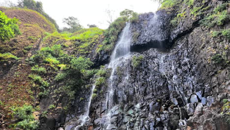 Schwenken-Sie-Die-Aufnahme-Des-Wunderschönen-Amboli-Wasserfalls-In-Sindhudurg,-Konkan,-Maharashtra,-Indien,-4k-Nach-Unten