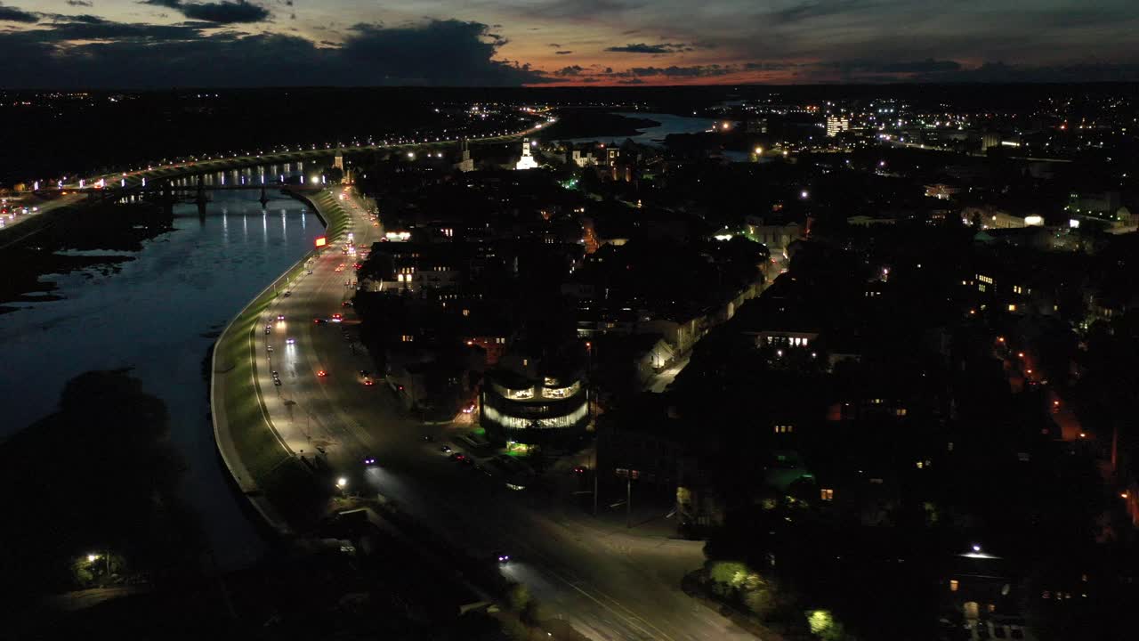 밤에 카우나스 도시입니다. 드론 조감도. 리투아니아