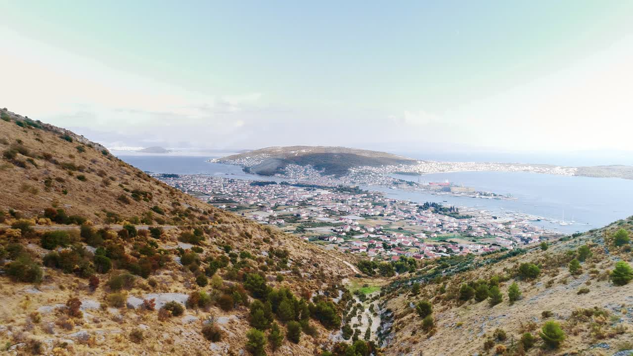 imágenes aéreas que se elevan sobre la cordillera y descienden al pueblo costero 1