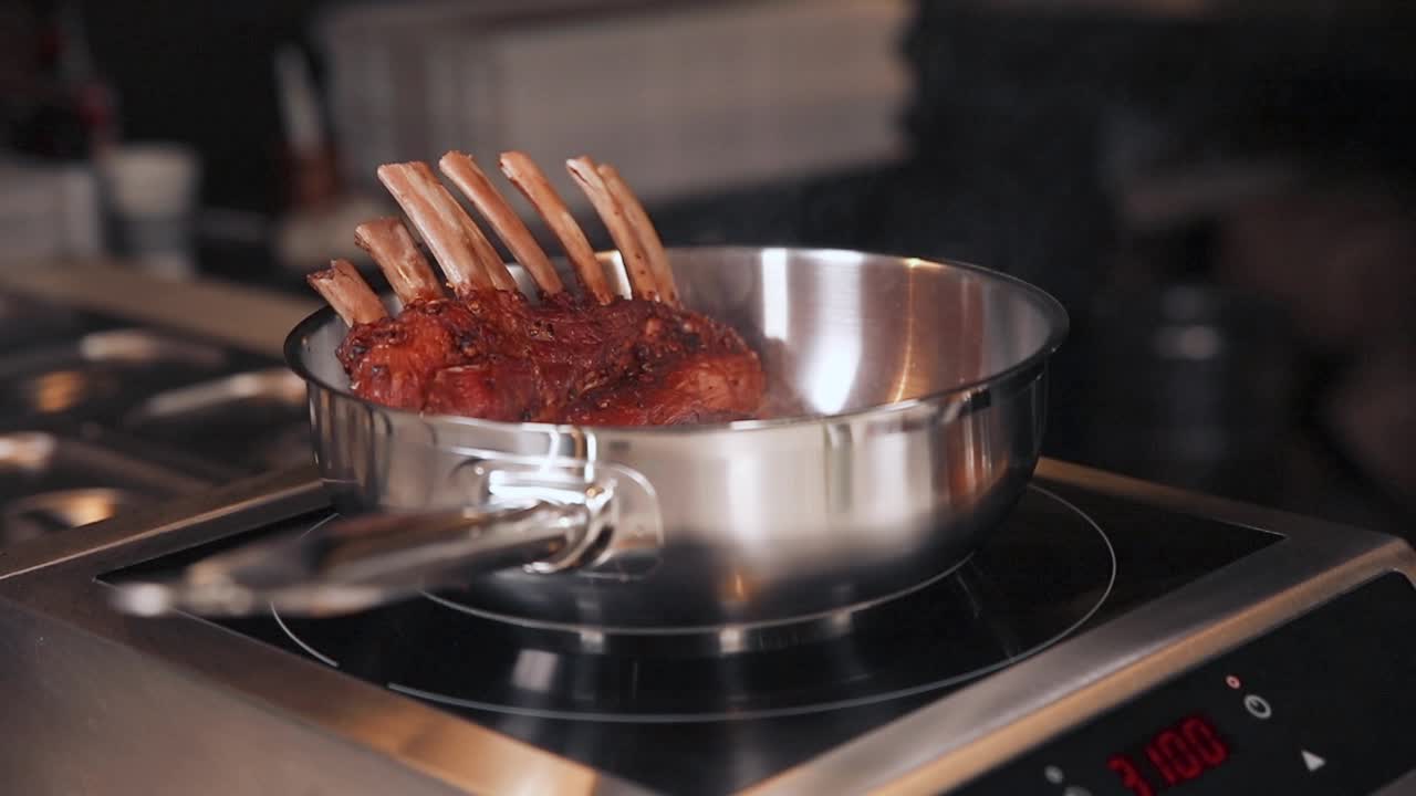 cocción de costillas de cerdo asadas