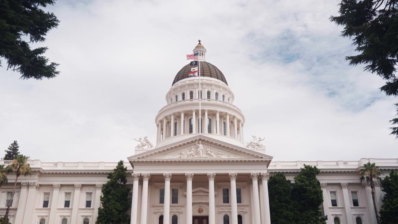 Edifício do Capitólio Estadual da Califórnia em Sacramento, Califórnia, EUA. Tomada em panorâmica descendente.