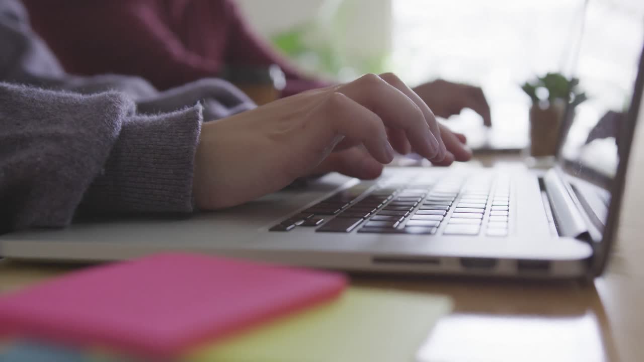 vista de cerca de los colegas que trabajan en la oficina creativa