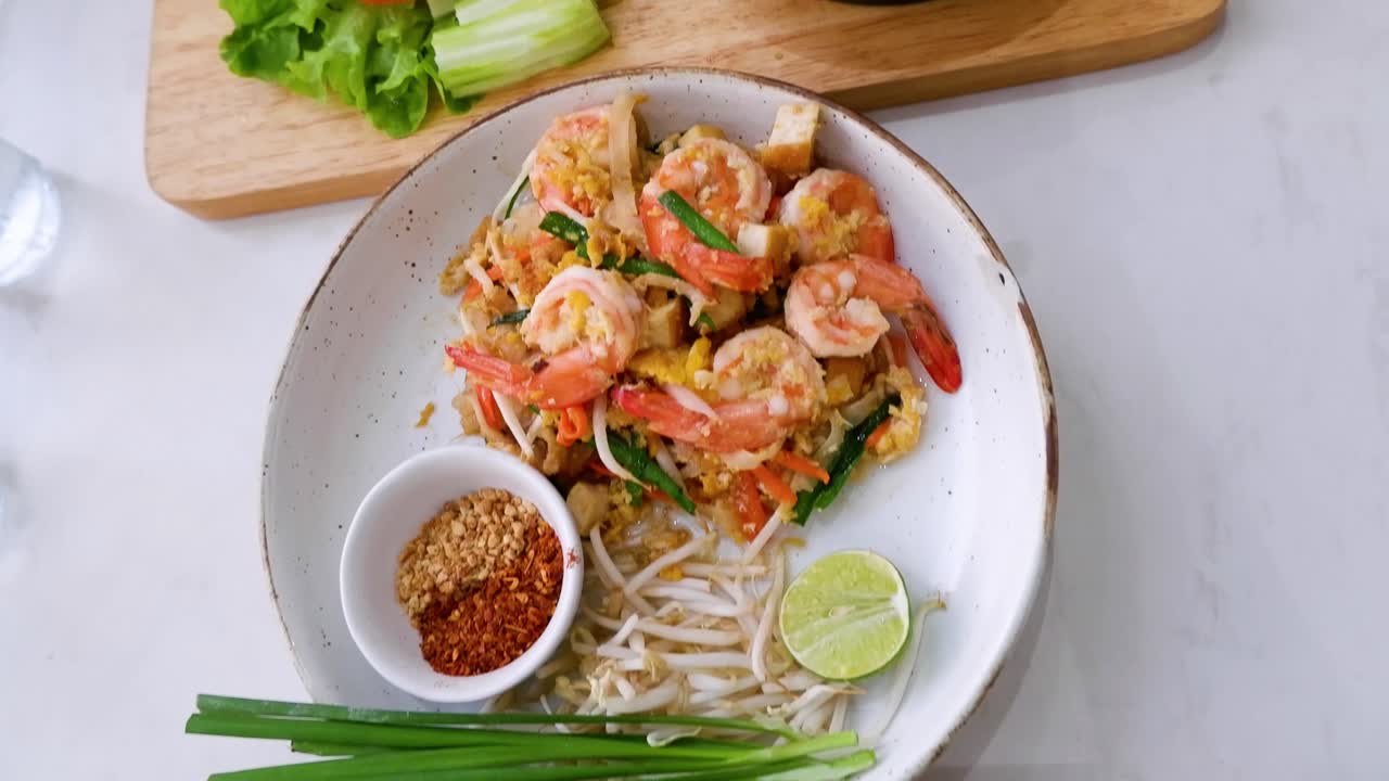 varios platos tailandeses bellamente presentados en tablas de madera