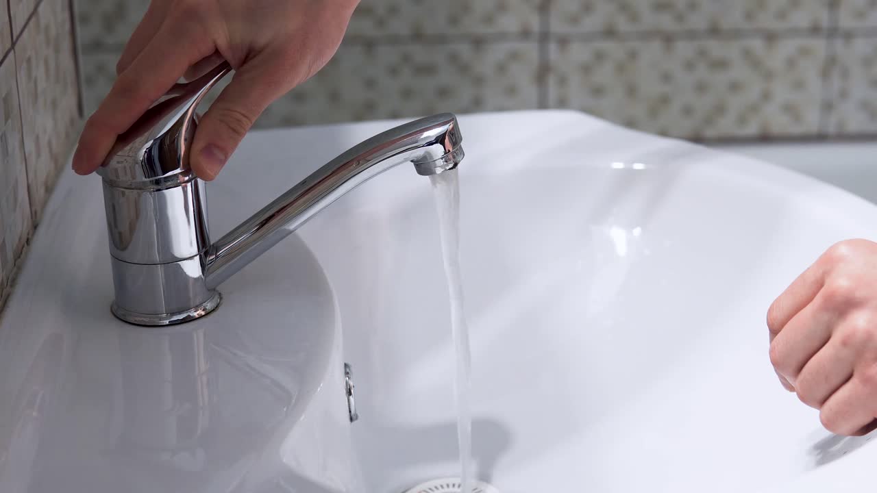 Lavarsi le mani con il sapone per proteggersi dal Coronavirus.