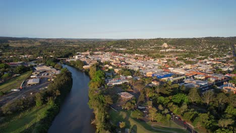 Vista-Aérea-De-La-Ciudad-De-Lismore-En-La-Llanura-Del-Río-Wilson-En-Nueva-Gales-Del-Sur,-Australia