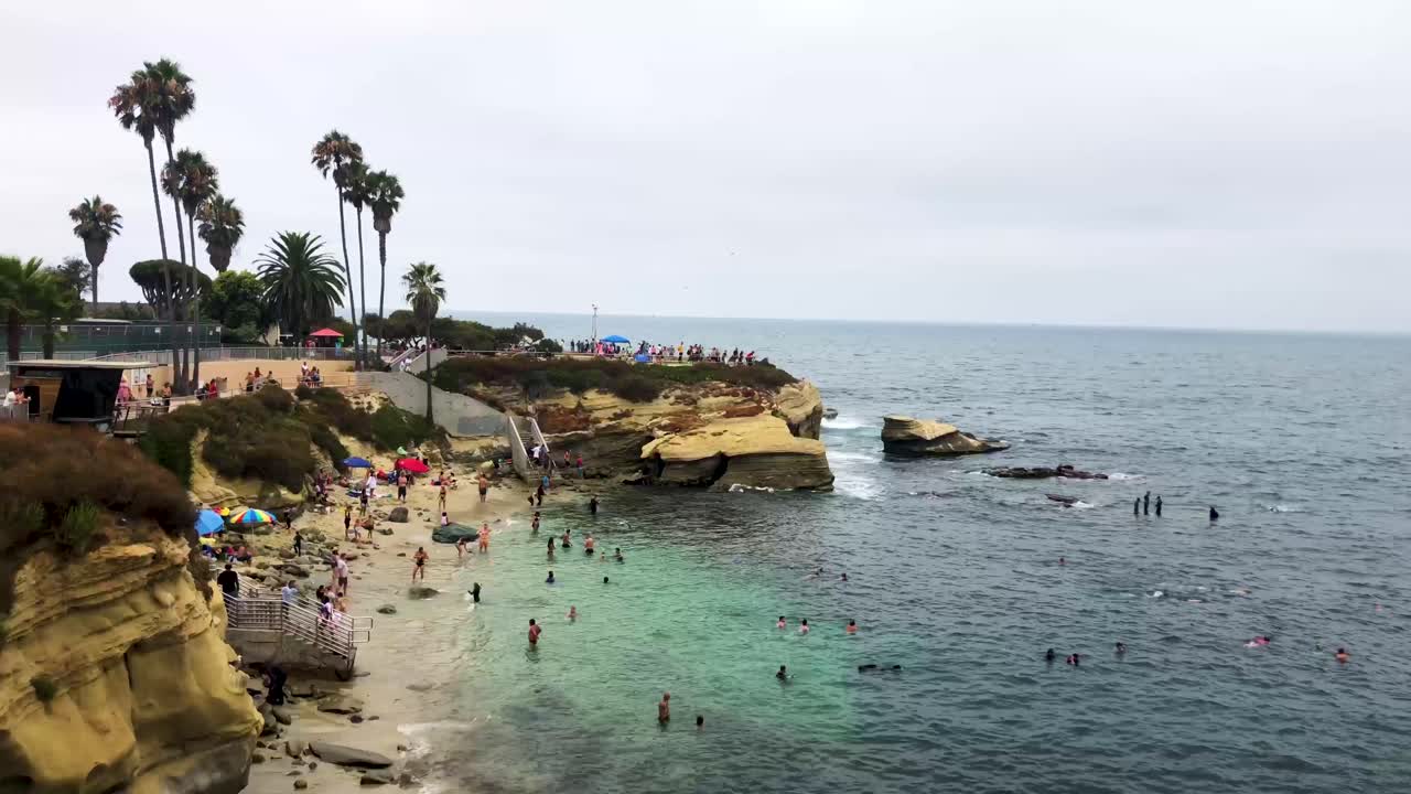 사람들이 캘리포니아주 라 졸라에서 코브를 탐험합니다.