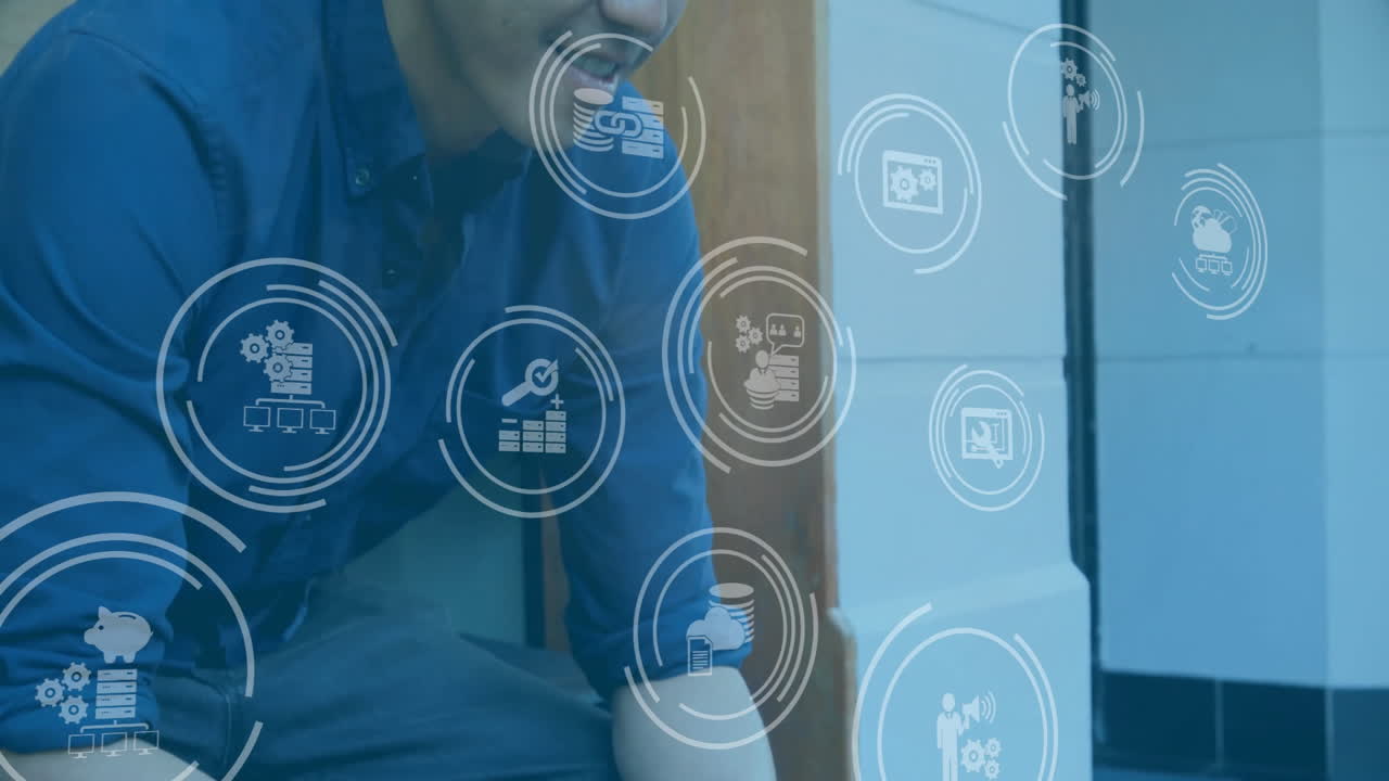 animación de iconos y procesamiento de datos sobre empresario biracial que utiliza un teléfono inteligente