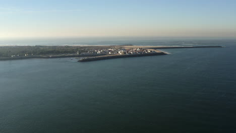 Hermoso-Pequeño-Pueblo-De-Pescadores