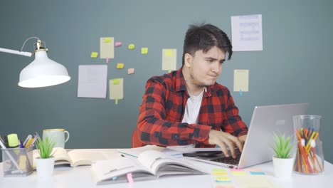 un estudiante masculino que hace una transacción errónea se frustrará.