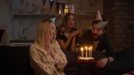celebración de cumpleaños con amigos
