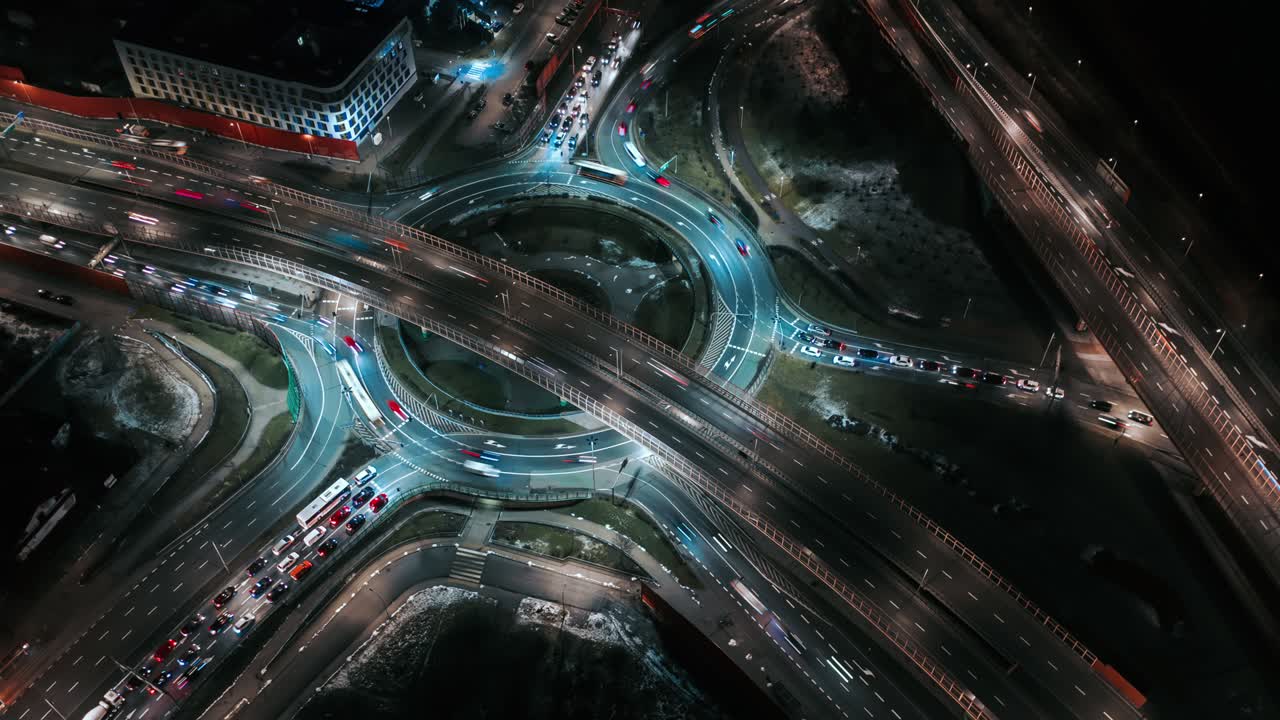 drone aerial time lapse atasco de tráfico de automóviles carretera de intercambio de círculo redondo por la noche, vista superior intersección de carretera intersección por la noche. coches timelapse conduciendo intersección ocupada cruce de carretera movimiento rápido