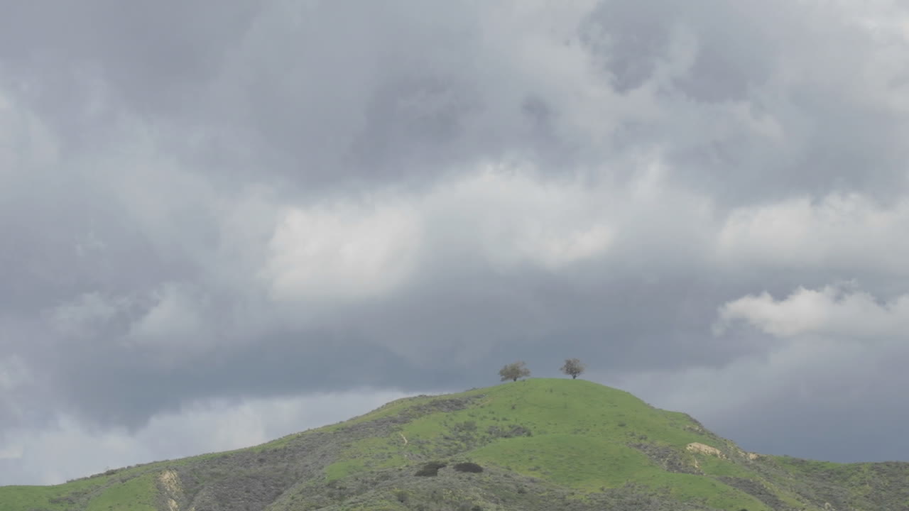 벤추라 캘리포니아 위의 두 그루의 나무 위로 발달하는 폭풍의 시간 경과 동작