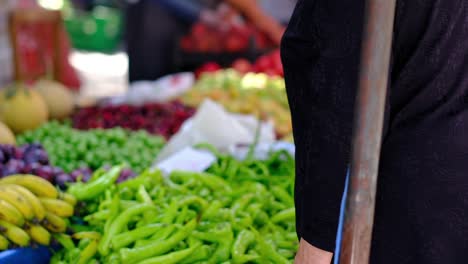 Gente-Comprando-Verduras-En-El-Mercado