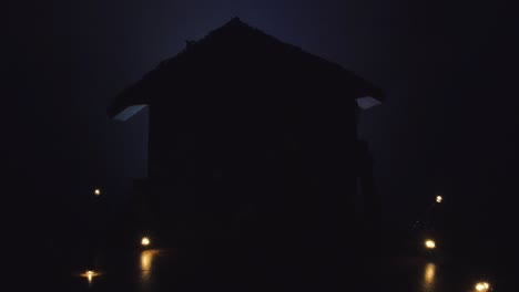 una cámara que se desacelera y revela la historia del evangelio navideño con luces y neblina