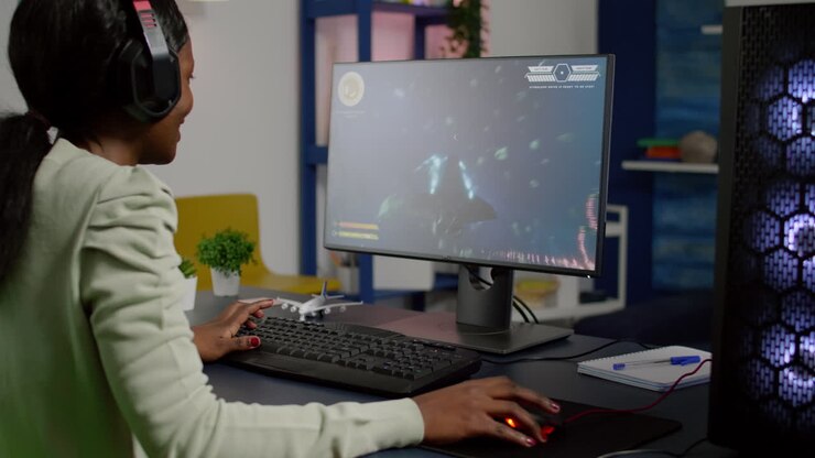 Gamer professionista afroamericana che gioca a un videogioco sparatutto spaziale.