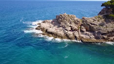 volando cerca del acantilado del mar mediterráneo