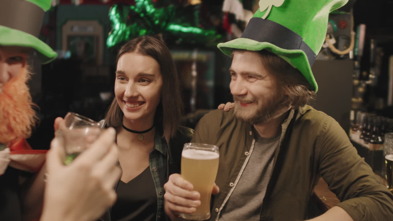 Uomo che fa un brindisi agli amici al pub