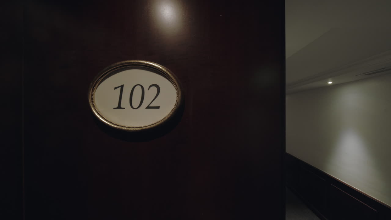 빈 호텔 홀과 객실 번호 표지판