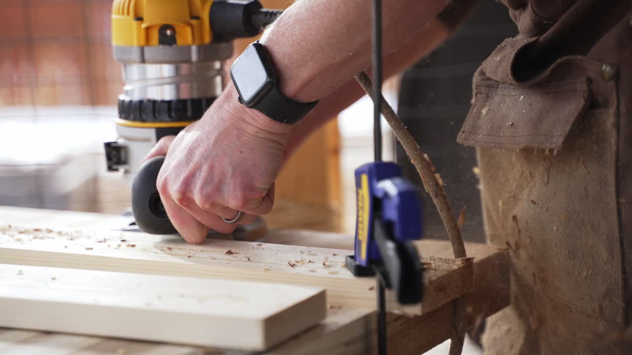 나무 석판에 전기톱을 사용하는 목수