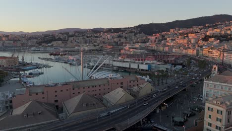 Vista-De-La-Hora-Dorada-Del-Centro-Histórico-De-Génova-Con-Calles-Bulliciosas-Y-Puerto-Deportivo.