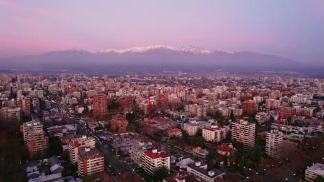 langzame dolly boven het providencia district met de andes bergen bedekt met sneeuw