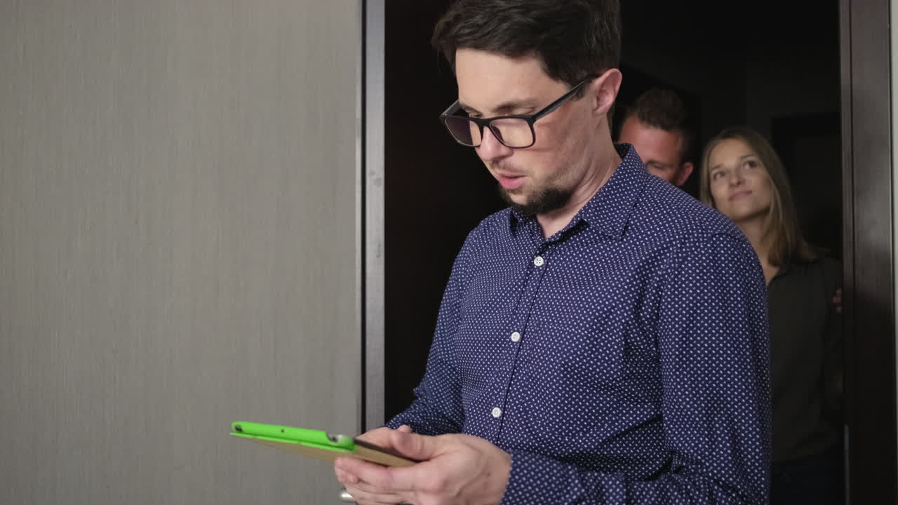 pareja que se le muestra un apartamento o una habitación de hotel