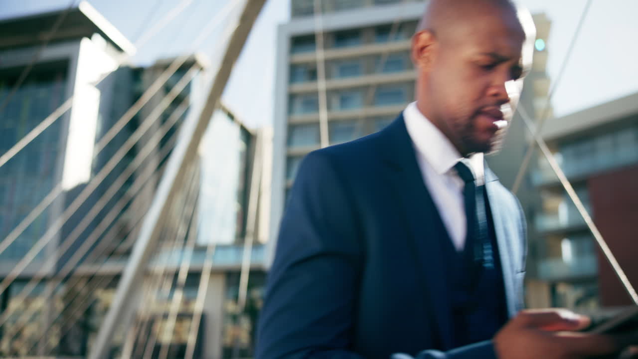 hombre de negocios usando teléfono inteligente en la ciudad