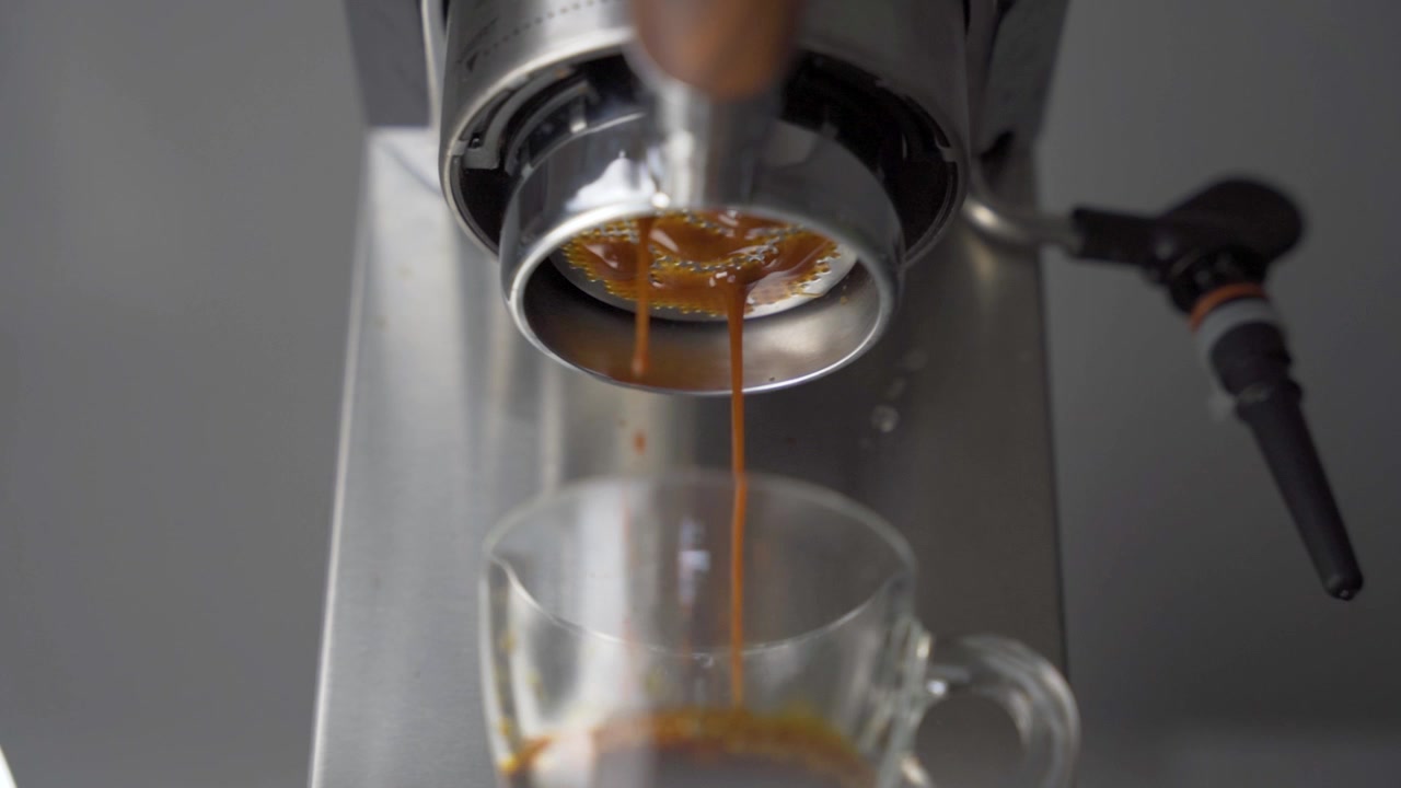 Estrazione dell'espresso da un portafiltro senza fondo al rallentatore.