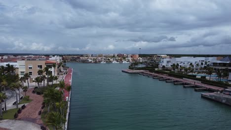 vista desde el avión no tripulado sobre el puerto deportivo avanzando con el área residencial en el fondo