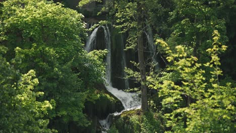 Cascada-Escondida-En-Medio-De-Un-Denso-Follaje-Verde-En-Rastoke,-Croacia