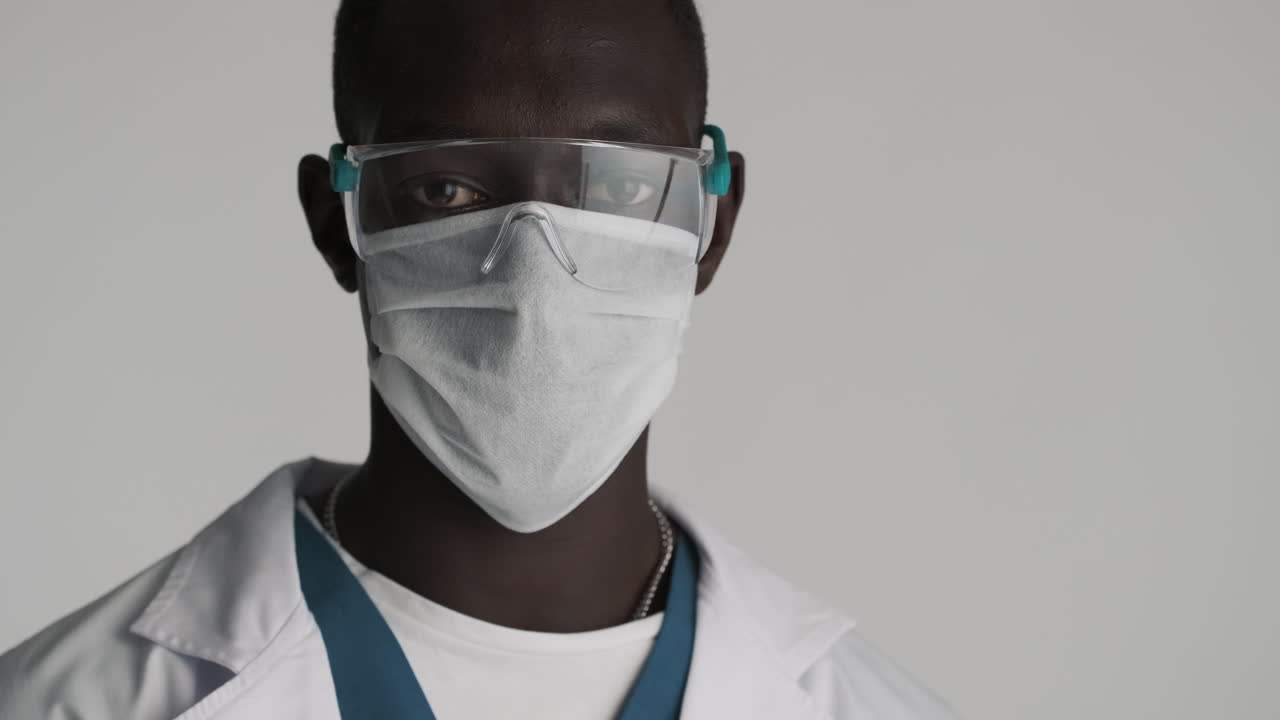 афроамериканский доктор на сером фоне.