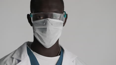 el doctor afroamericano en el fondo gris.