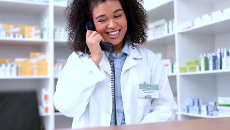 farmacéutico negro feliz contestando un teléfono
