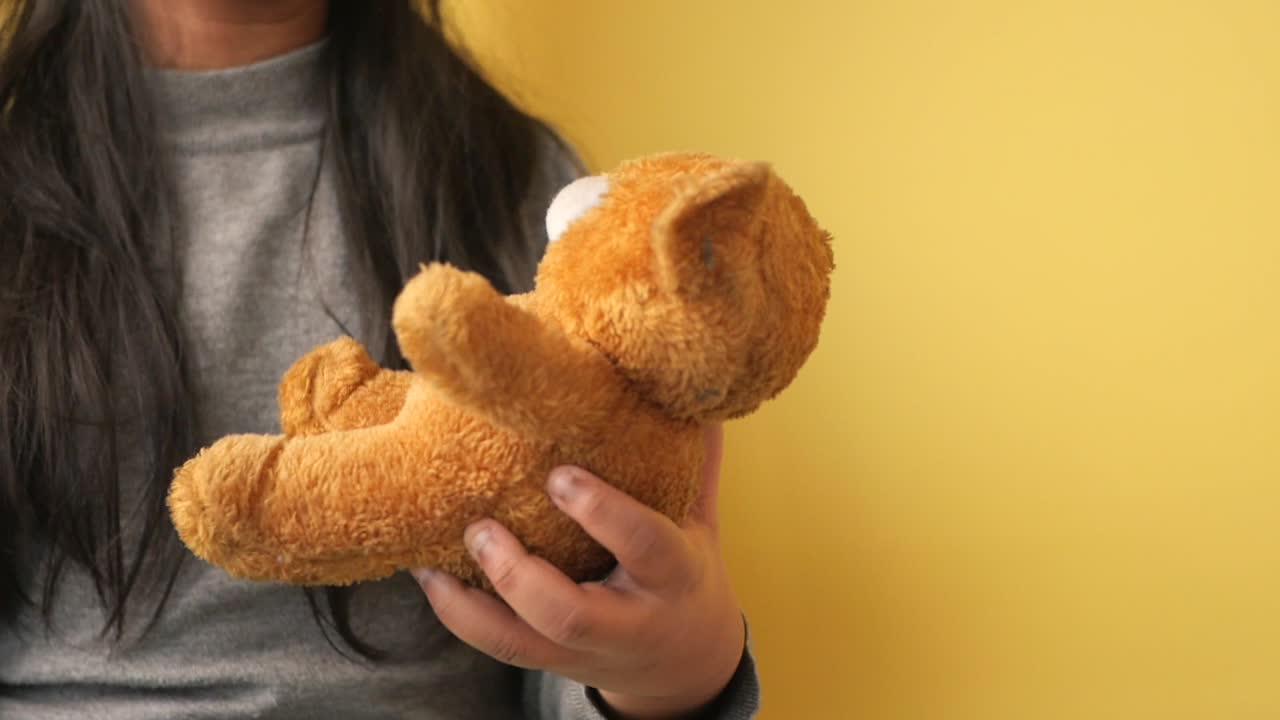 테디 베어를 들고 있는 아이