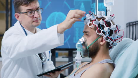 médico en una instalación moderna para la investigación del cerebro mirando la tableta