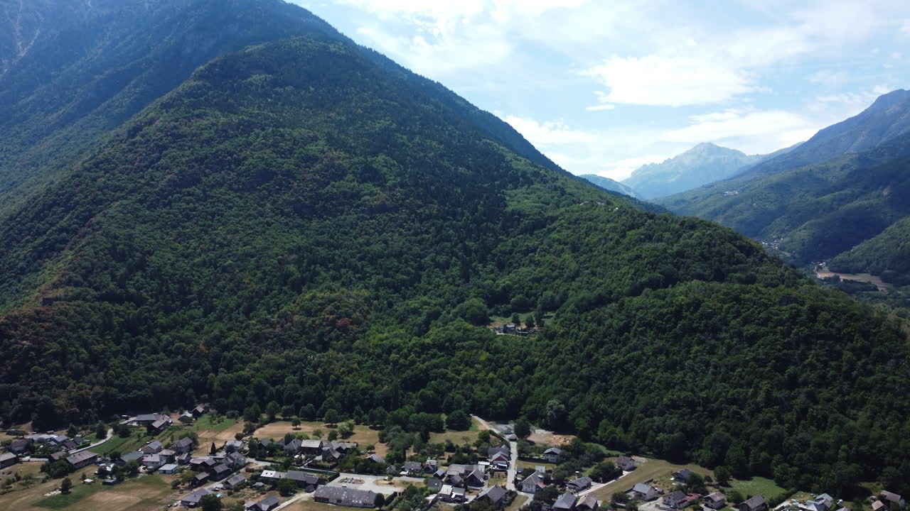 계곡 에 자리 잡은 알파인 마을