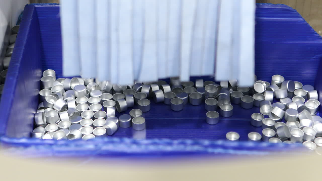 강력한 프레스 작은 강철 원을 만드는, 근접 뷰